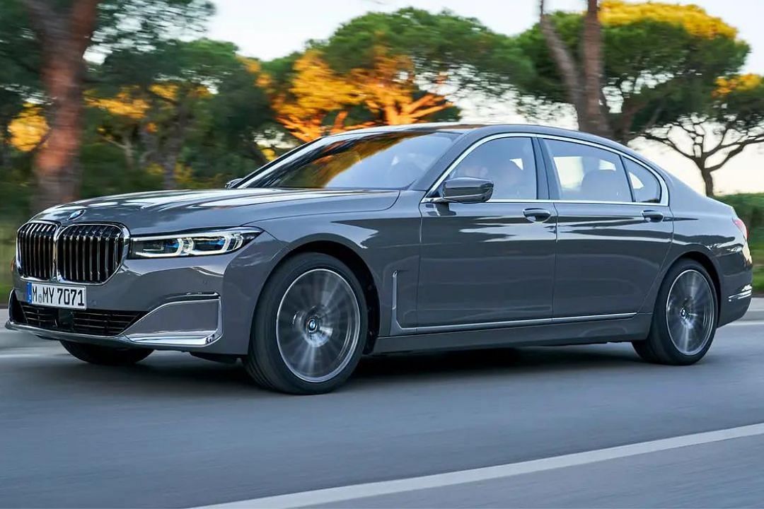 A car from the BMW 7-Series. Similar to what the offensive tackle owns. Source: Top Gear