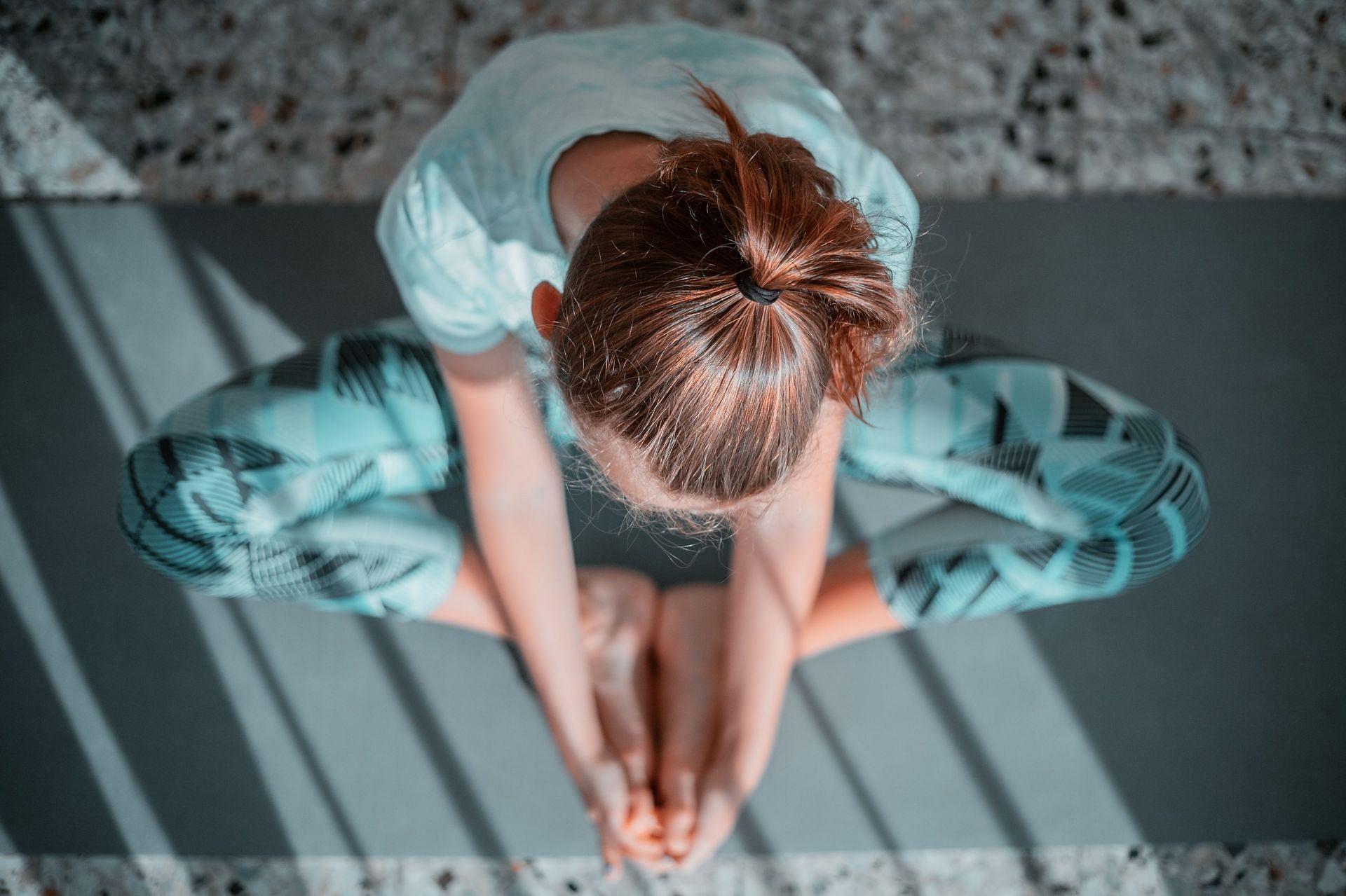 Yoga practice helps to stabilize and relieve sore joints by strengthening the muscles around them. (Image via Unsplash/ Kajetan Sumila)