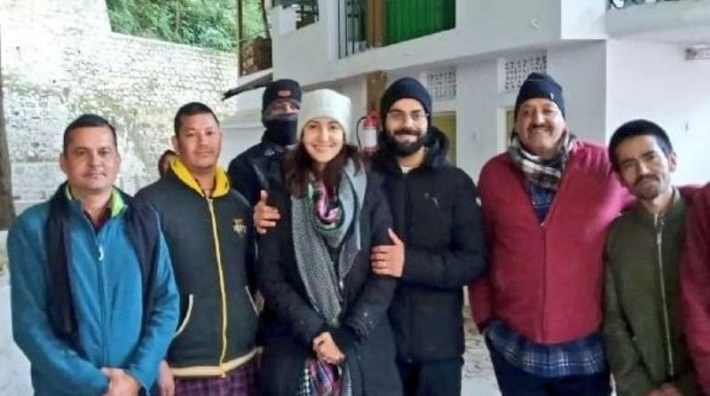 विराट कोहली अपनी पत्नी के साथ दर्शनों के लिए आए 