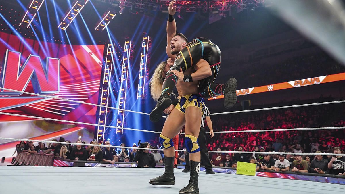 WWE Raw में सैथ रॉलिंस ने अपनी चैंपियनशिप रिटेन की