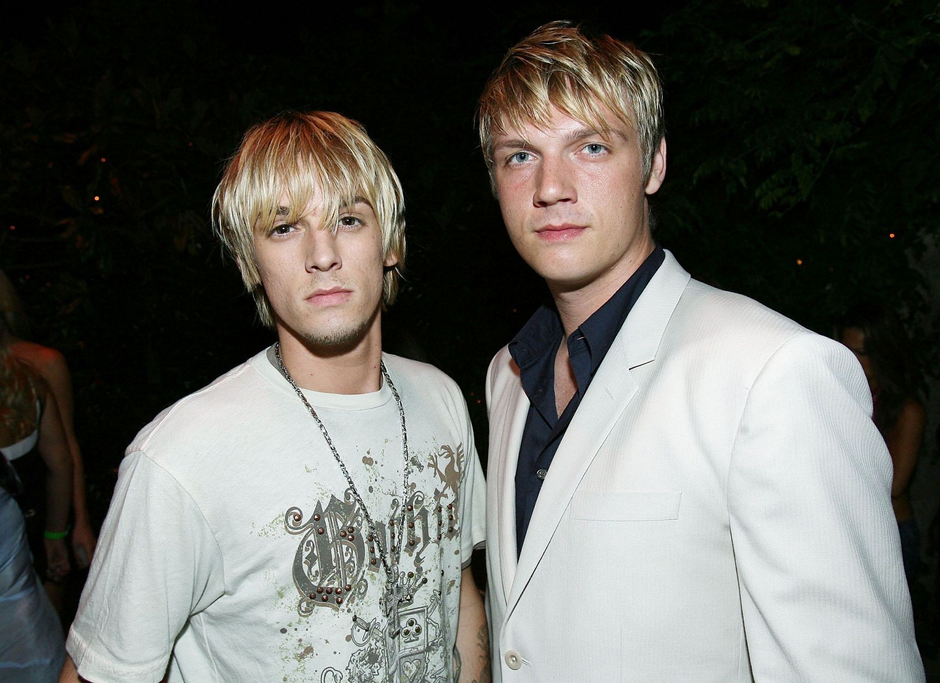 Aaron Carter (L) with brother Nick Carter (R) (Image via Getty Images/Michael Buckner)
