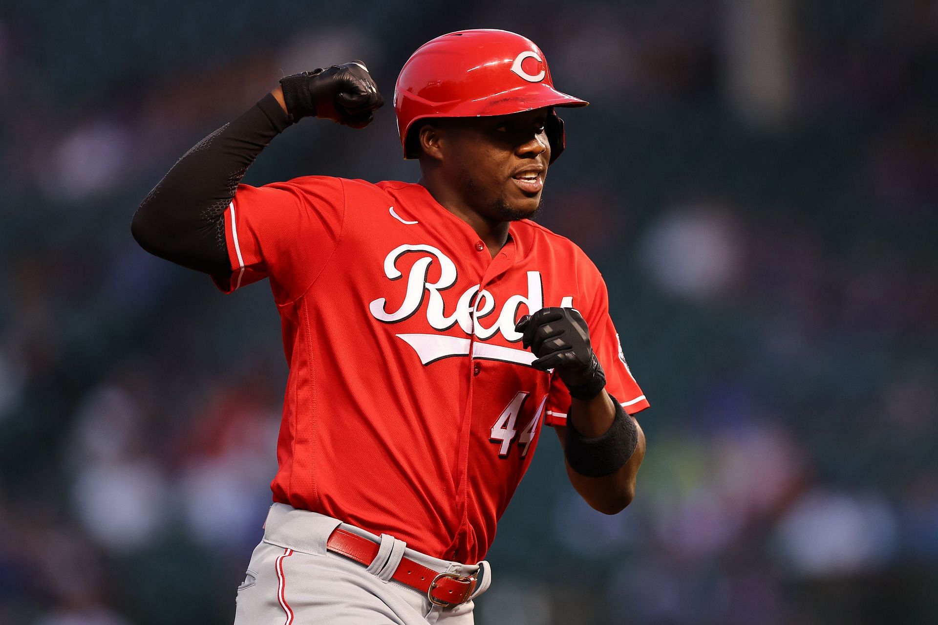 Former Reds outfielder Aristides Aquino signs to play in Japan