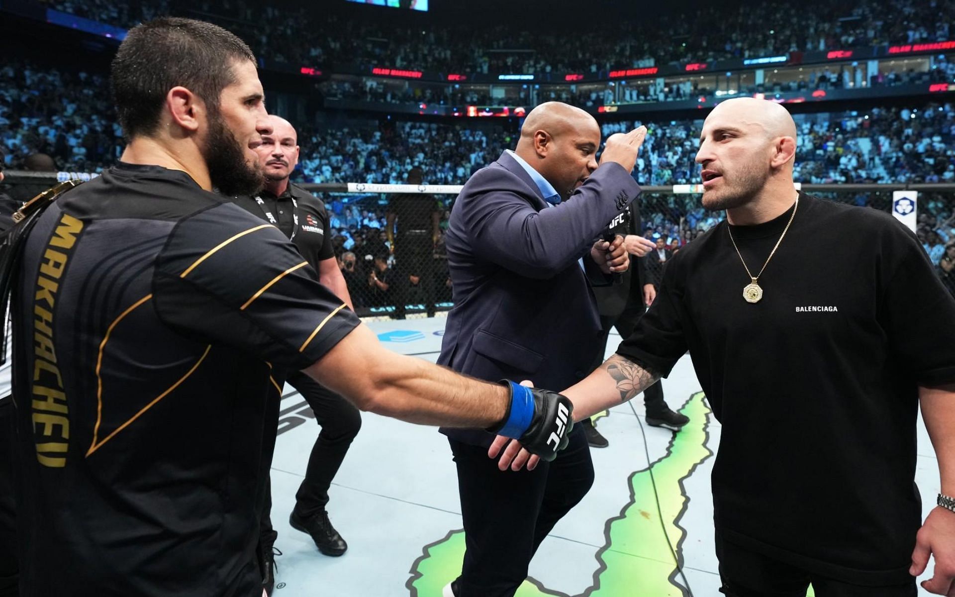 Islam Makhachev (left) and Alexander Volkanovski (right). [via Getty Images]