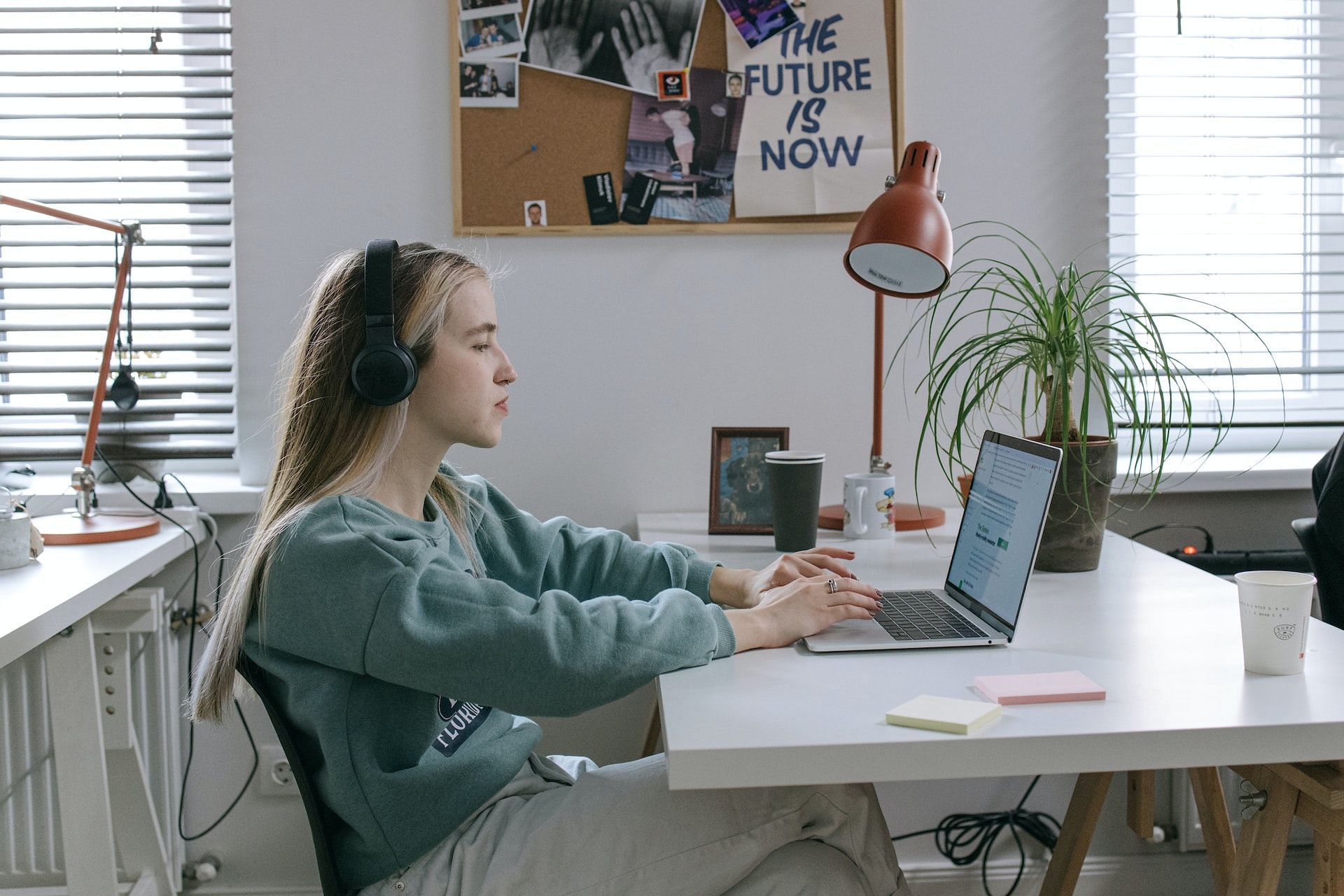 Shoulder exercises can counteract the negative impact of sitting all day. (Photo via Pexels/Ivan Samkov)