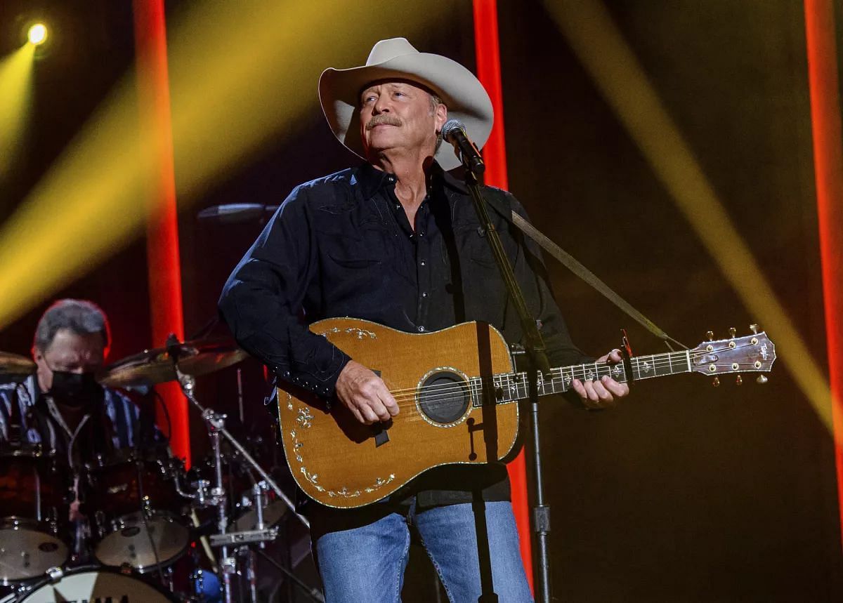 Truth about Alan Jackson being dead debunked. (Image via Amy Harris / Invision)