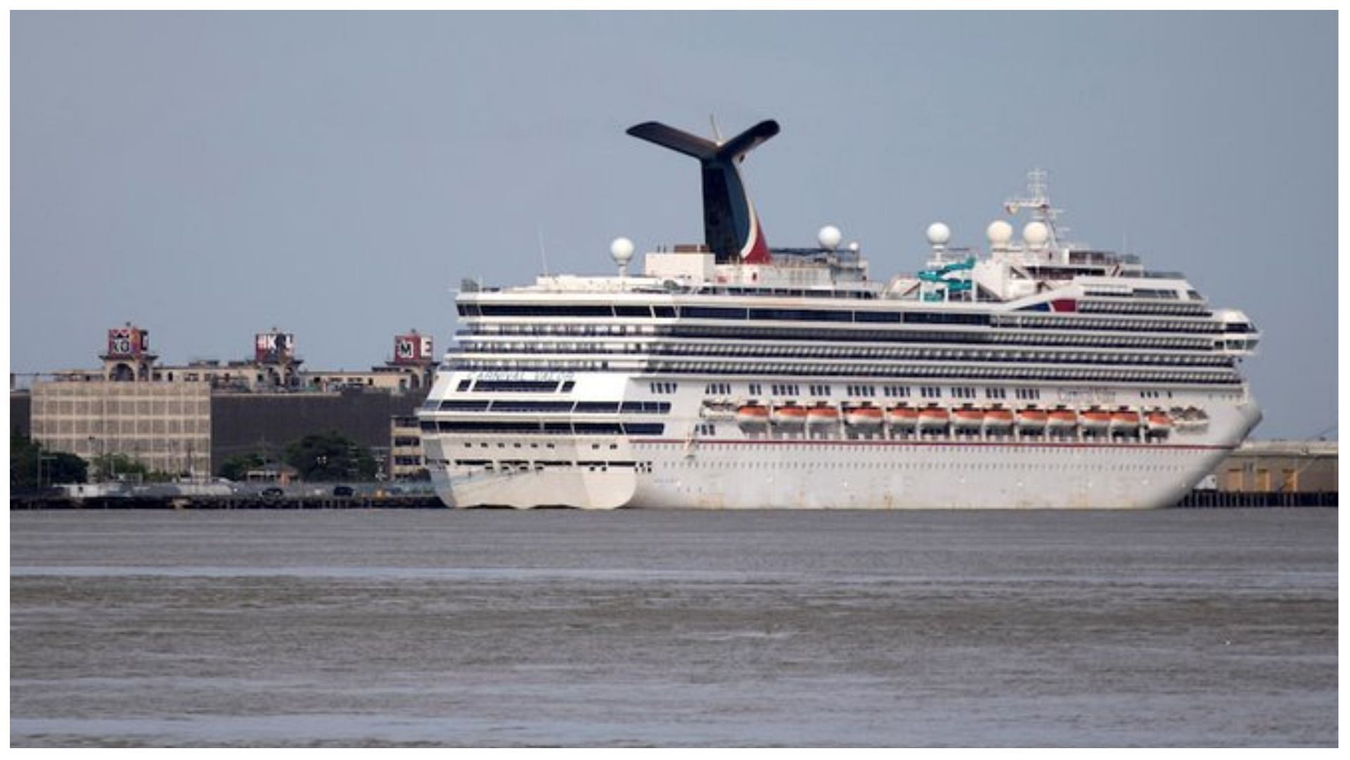 28-year-old man who went missing from the Carnival valor was rescued, (image via Sofia Rita Belmonte/Twitter)