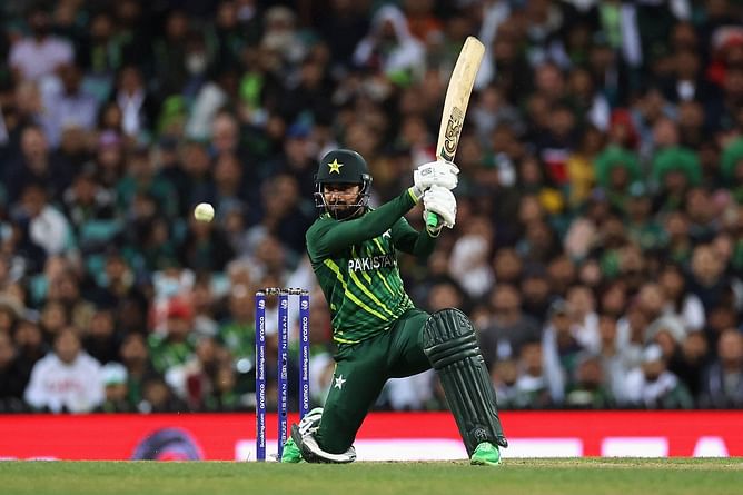 T20 World Cup 2022: "Shadab Khan is batting too low in this lineup" - Gautam Gambhir lauds Pakistan all-rounder's knock