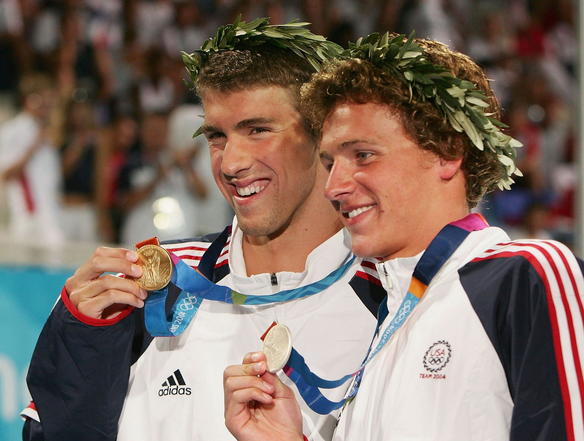 Phelps (L) and Lochte (R) at the medal ceremony for 200 IM, Athens 2004 (Image via Getty)