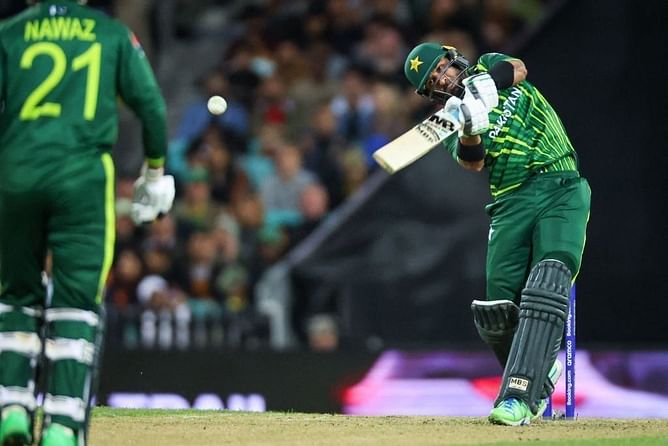 T20 World Cup : पाकिस्तान के बल्लेबाज ने मारा SUPER 12 का सबसे लंबा छक्का