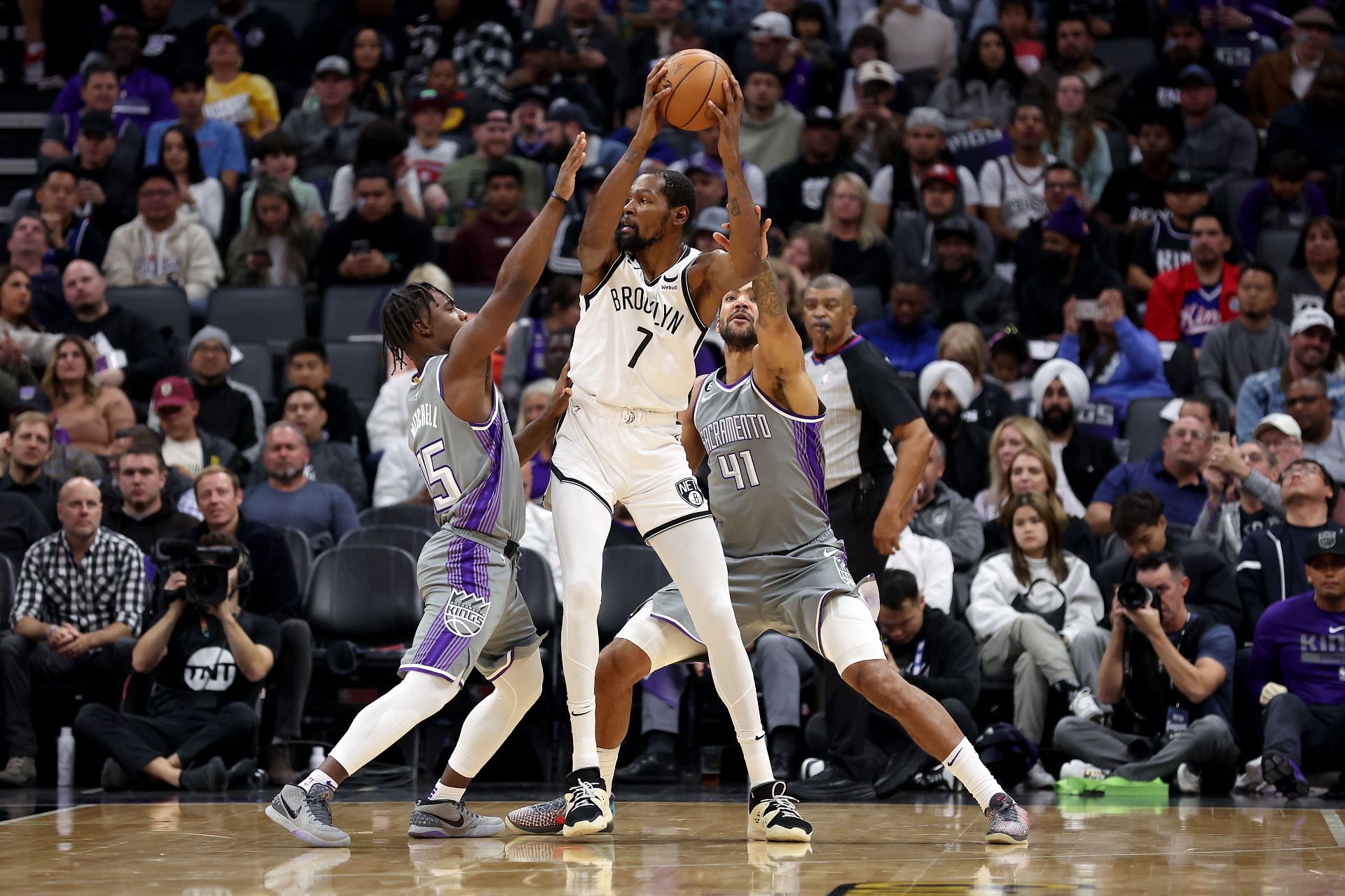 Kevin Durant being guarded by two Kings players