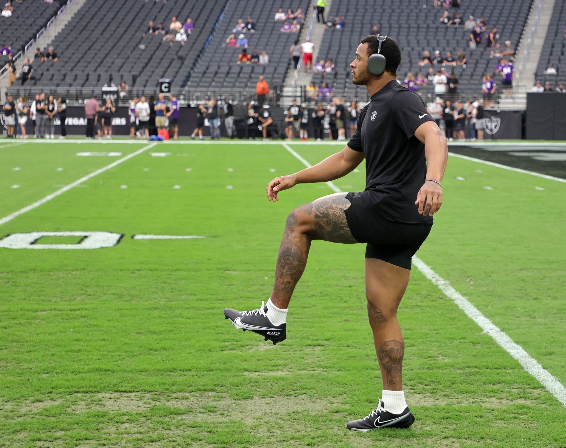 Raiders' Johnathan Abram suffered chipped collarbone, internal bleeding  after spill into TV cart: report