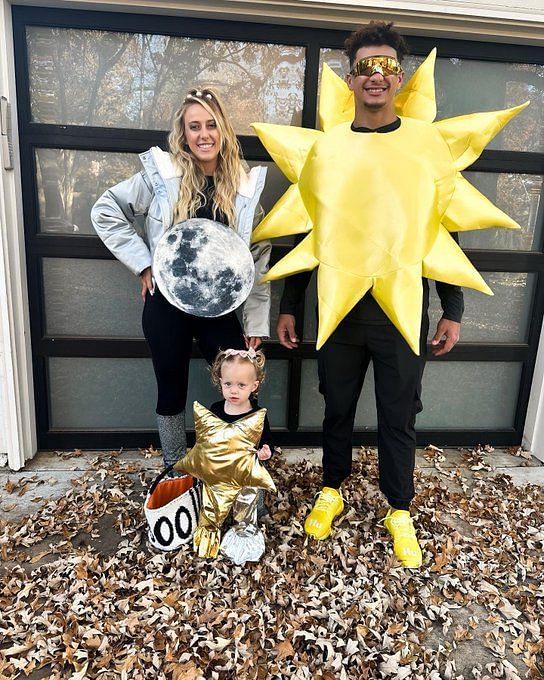 Patrick Mahomes and Brittany dress up as a family for Halloween