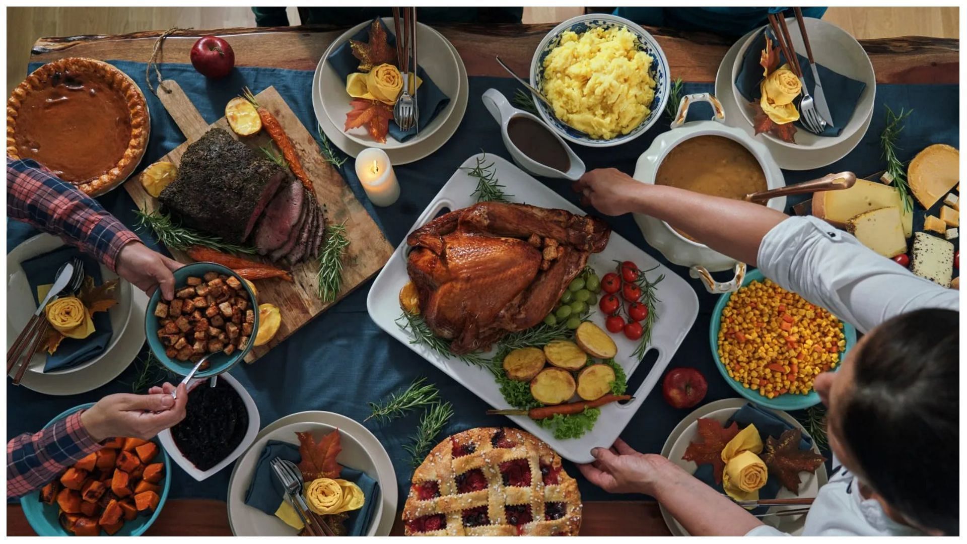 Thanksgiving platter with a Stuffed Turkey, Pumpkin Pie, Peas, and more (Image via GettyImages)