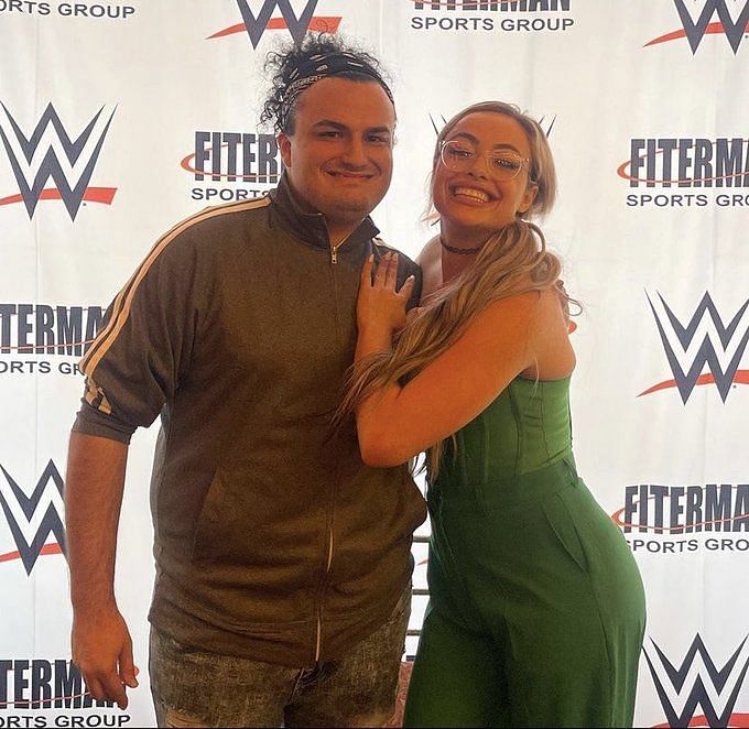 Photo WWE Superstar Liv has hilarious gestures to fans wearing