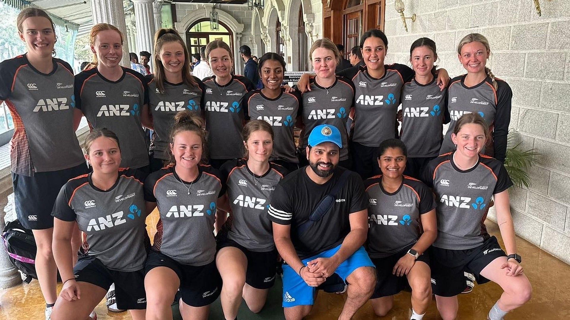 ट्विटर पर वायरल तस्वीर में न्यूजीलैंड महिला अंडर 19 टीम के साथ रोहित शर्मा