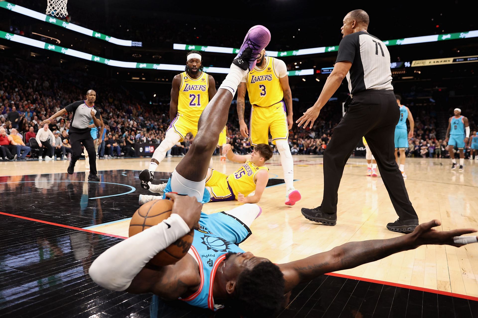 Beverley shoved Ayton after the Phoenix Suns center taunted Reaves (Image via Getty Images)