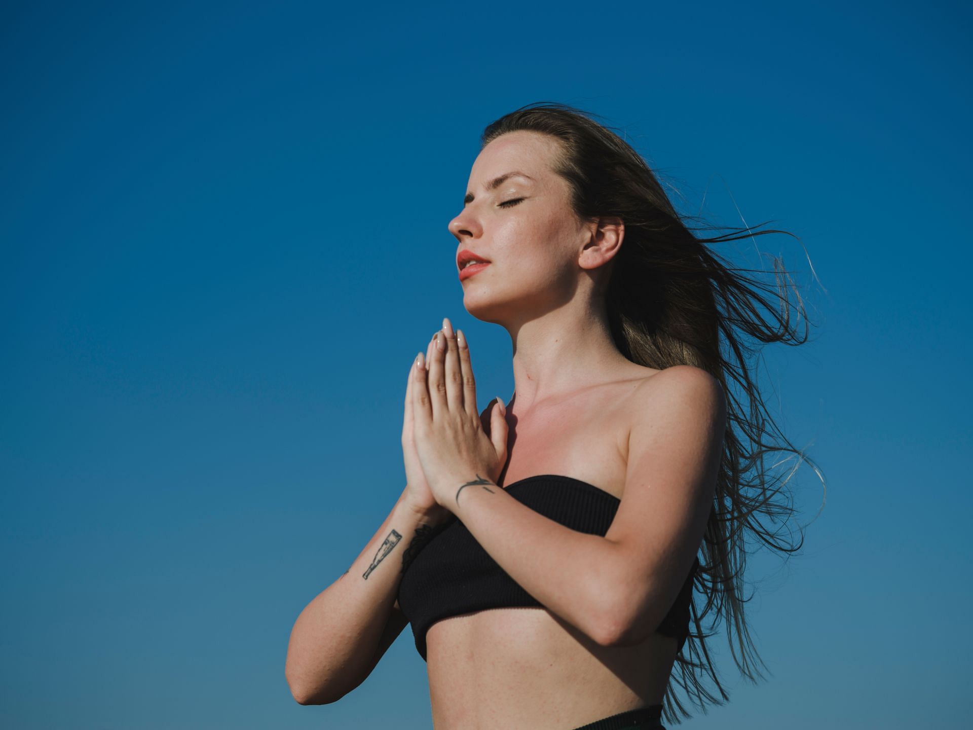 Feeling sluggish? Try these five yoga asanas to feel better. (Image via Unsplash / Engin Akyurt)