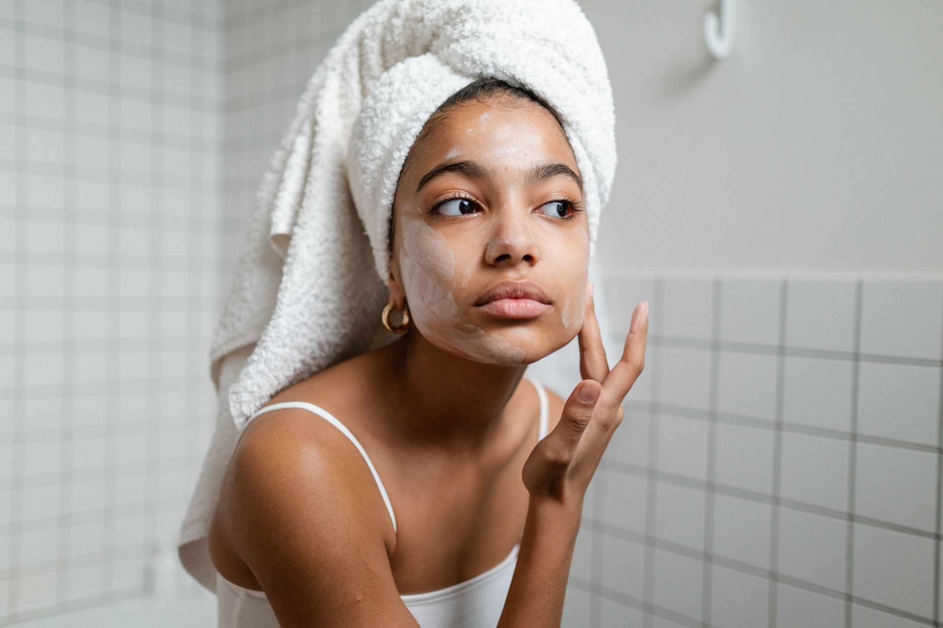 Every skin type should use a moisturizer every day. (Image via Pexels/ Ron Lach)