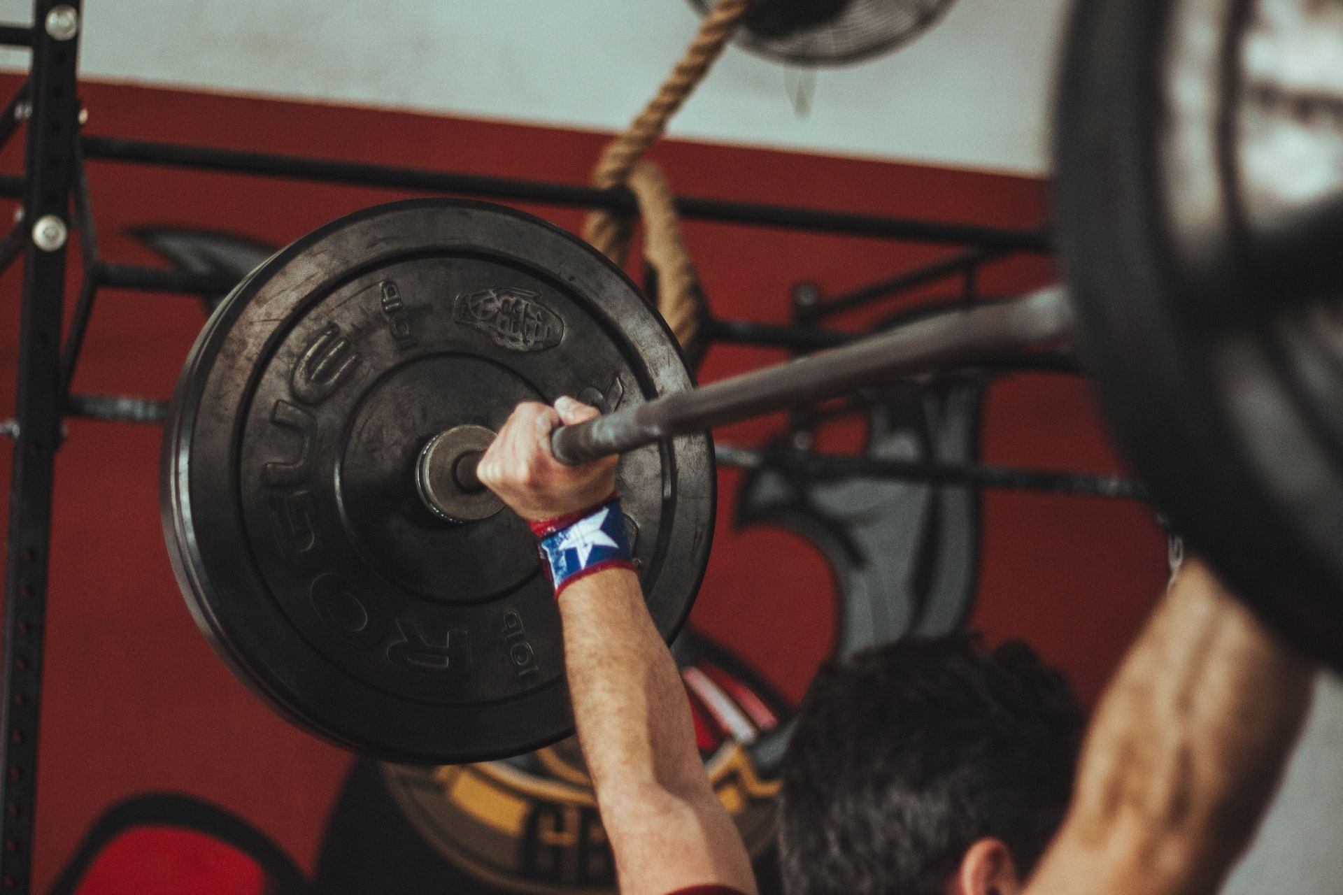 Overhead Press: Proper Form, Muscles Worked, Benefits and Alternatives (Image via Pexels)