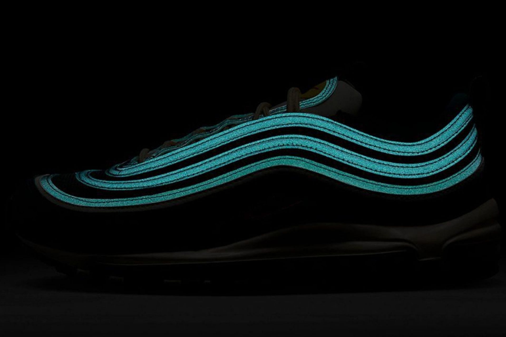 Take a look at the glow-in-the-dark feature of the shoe that makes it more appealing (Image via Nike)