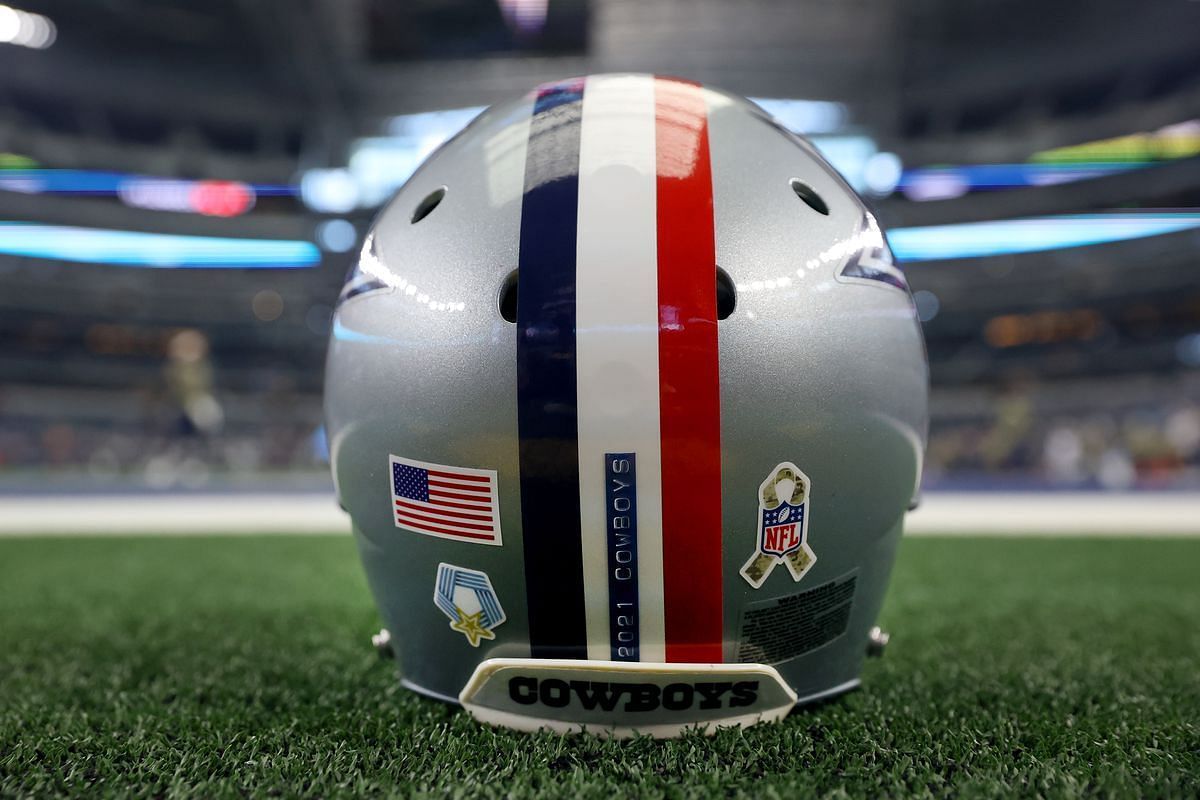 Dallas Cowboys&#039; red stripe helmet