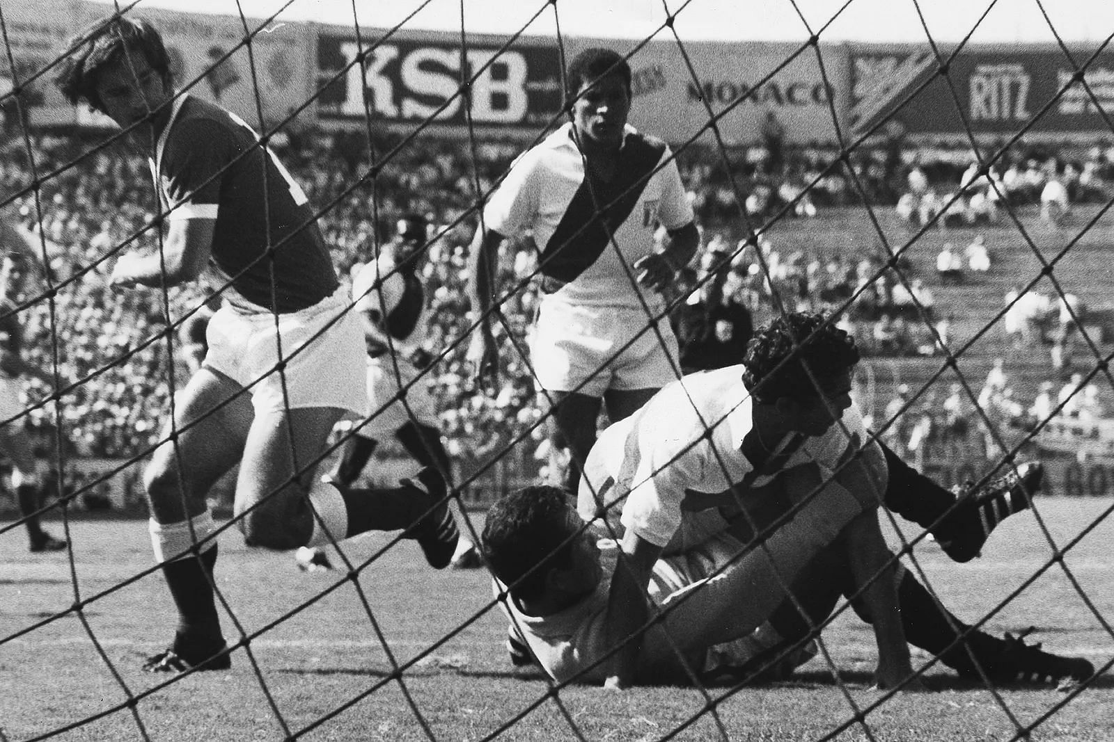 Gerd Muller scoring for Germany in 1970 FIFA World Cup | Courtesy: @HistoricSports2