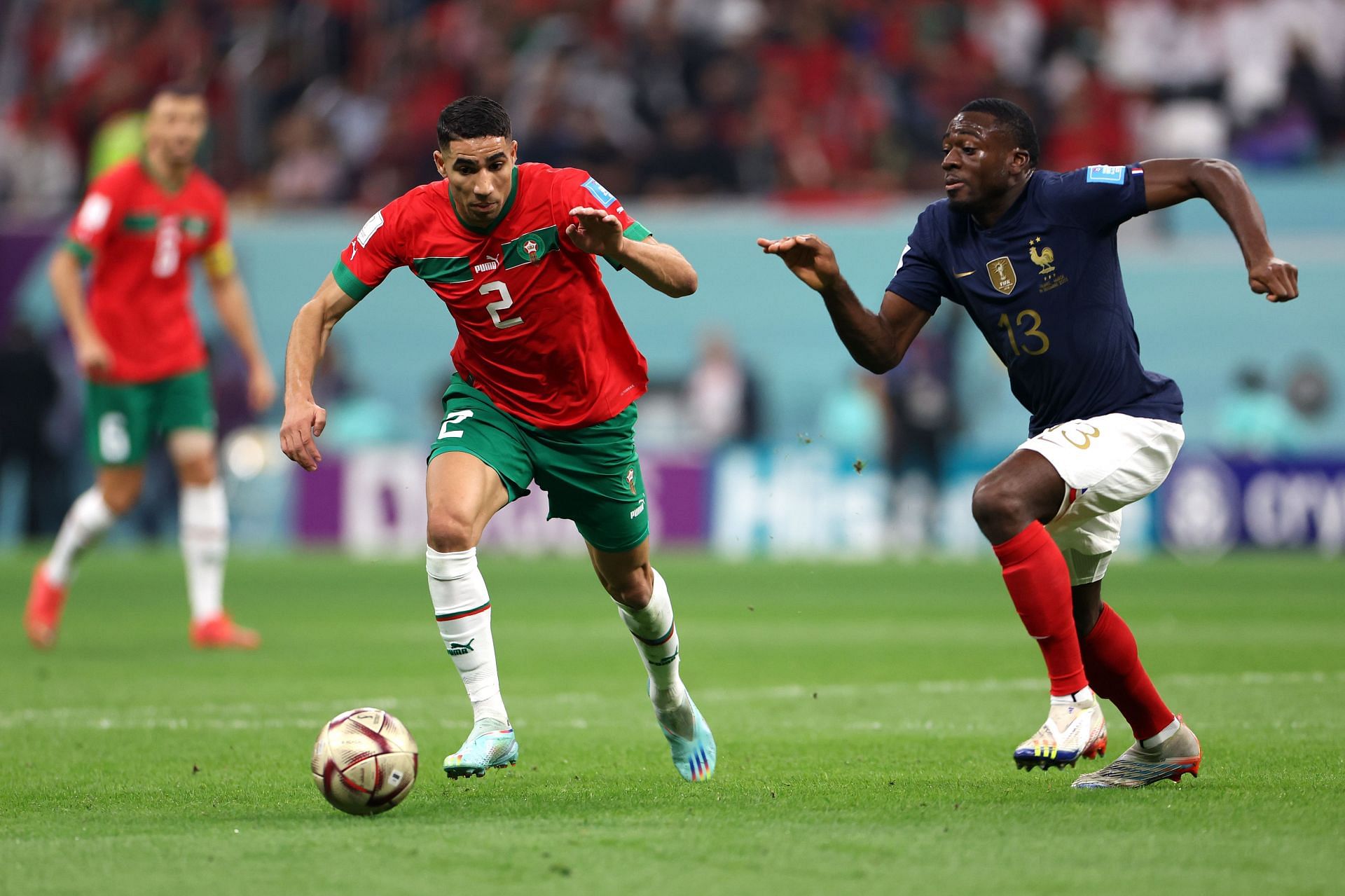 Achraf Hakimi (izquierda) llegó a las semifinales de la Copa Mundial de la FIFA 2022 con Marruecos.