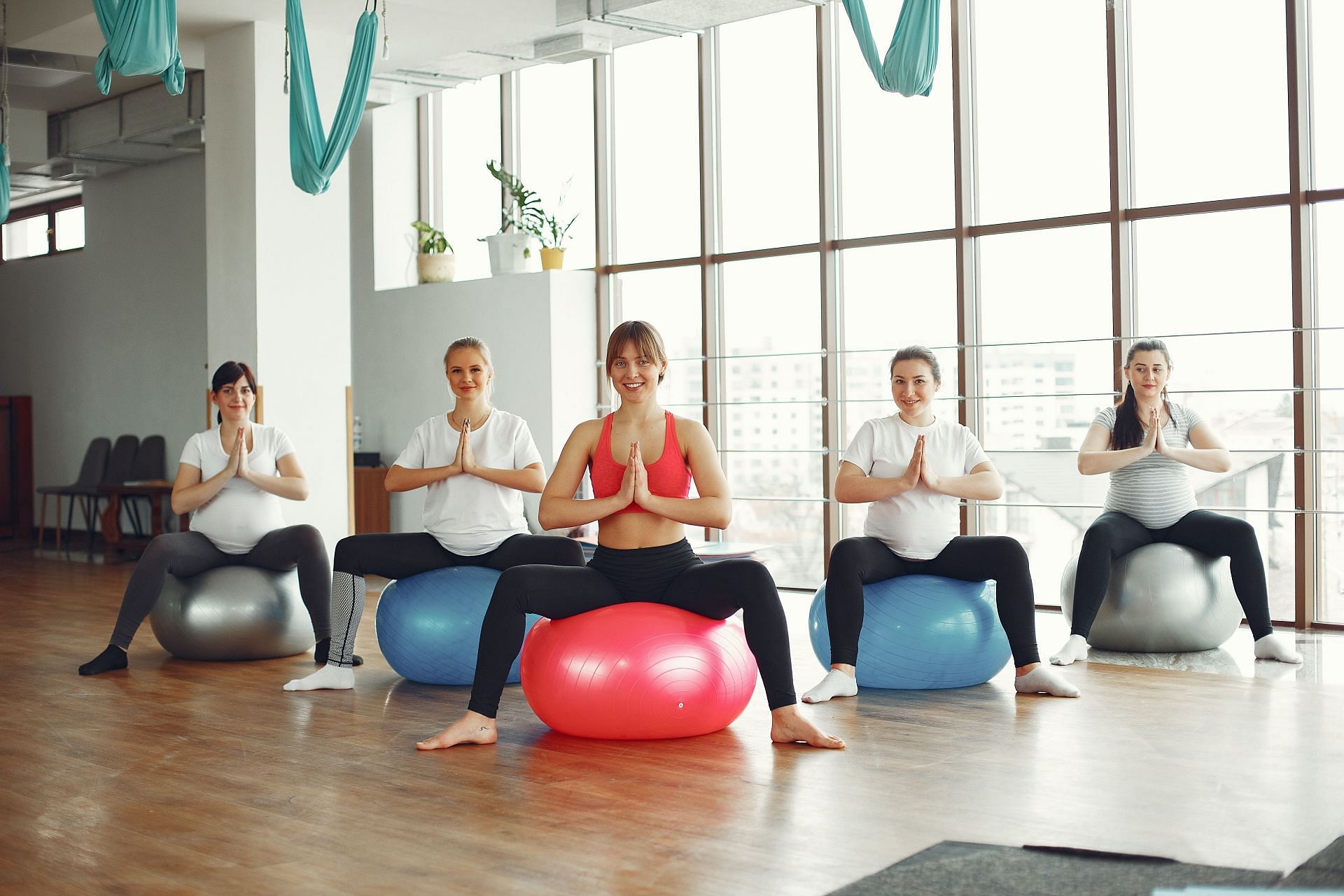 Yoga ball exercises can be a fun way to challenge yourself (Image via Pexels @Gustavo Fring)