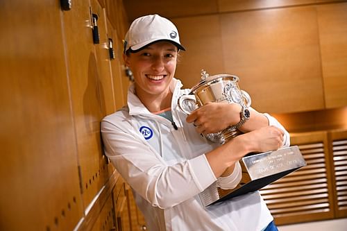 Iga Swiatek with the 2022 French Open trophy