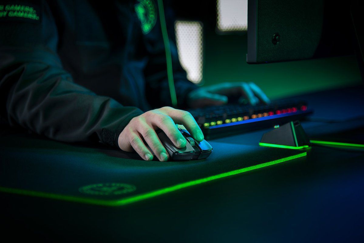 A gamer using the Razer Viper Ultimate wireless gaming mouse (Image via Razer)