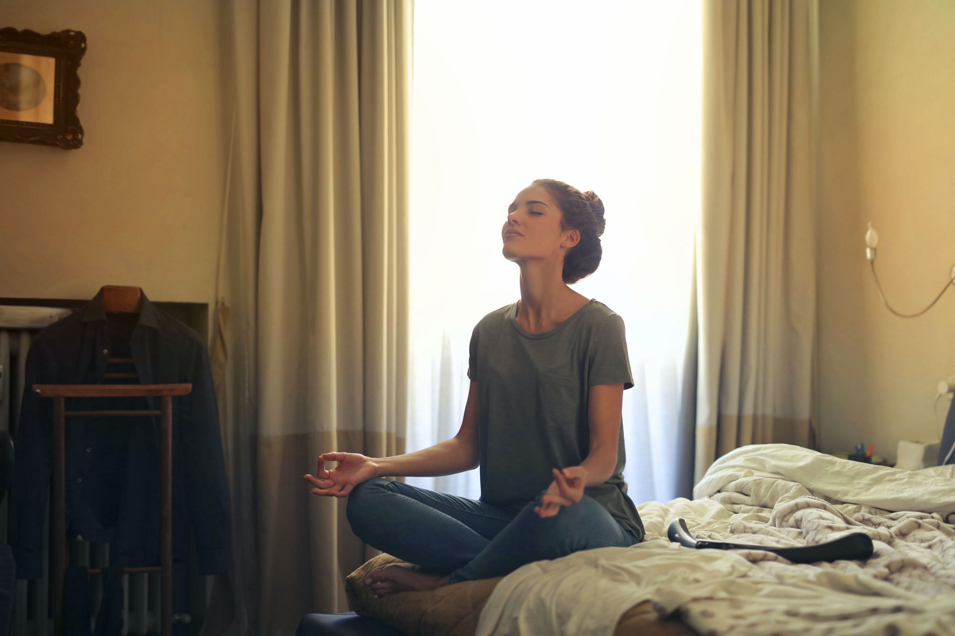 5 minute morning meditation. (Image via Pexels/Andrea Piacquadio)