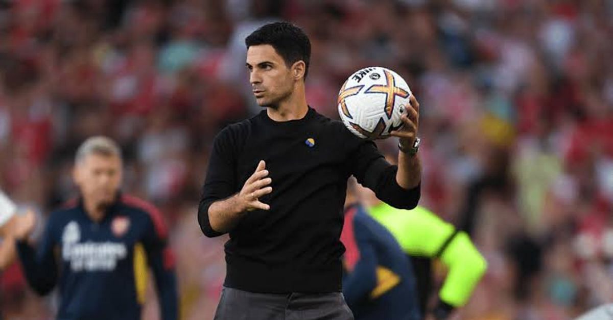 Arsenal manager Mikel Arteta reacts during a game.