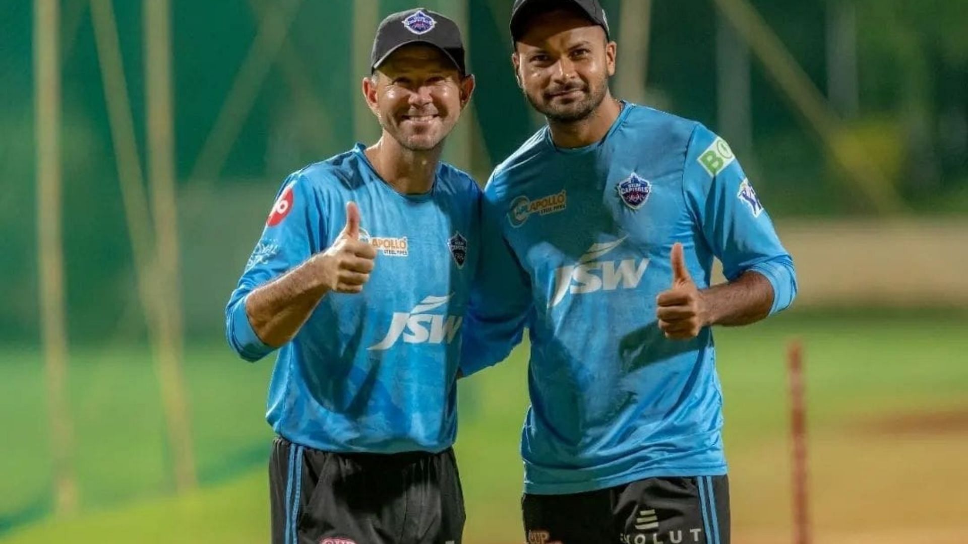 DC coach Ricky Ponting (L) with Mukesh Kumar (P.C.:Mukesh Instagram)