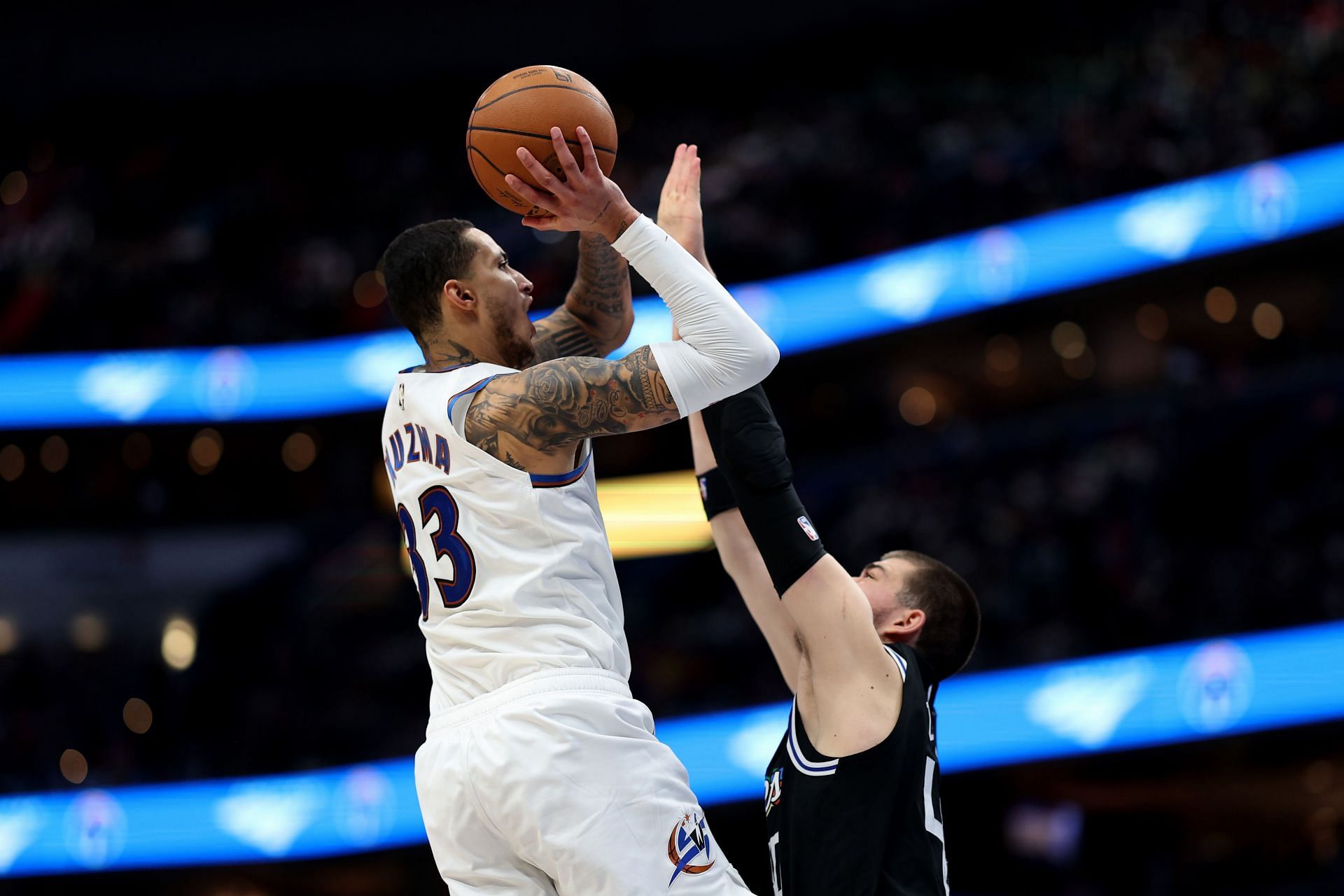 Kyle Kuzma shoots over a defender