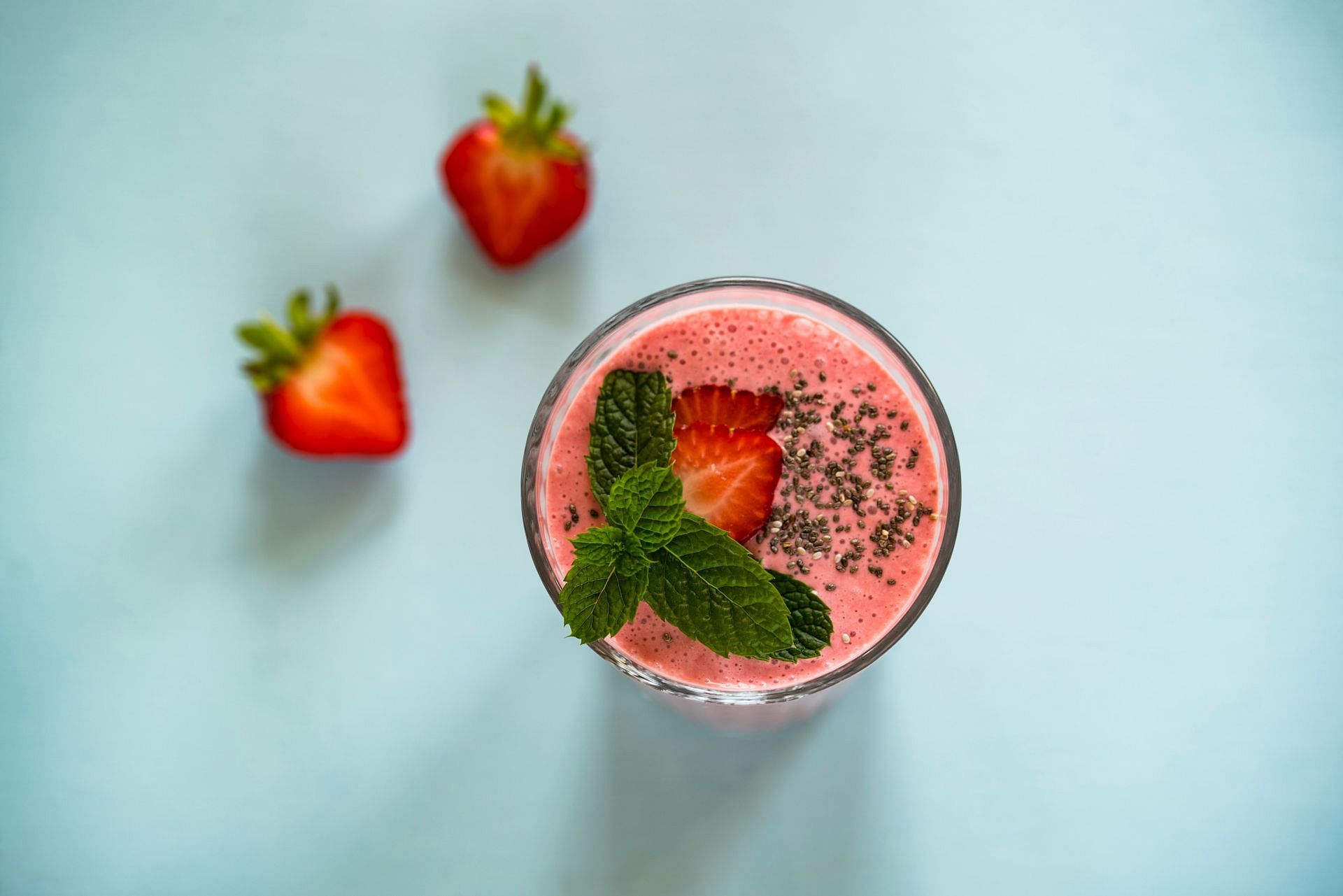 Homemade smoothies are healthier than sugary beverages (Image via Unsplash/Joanna Kosinska)