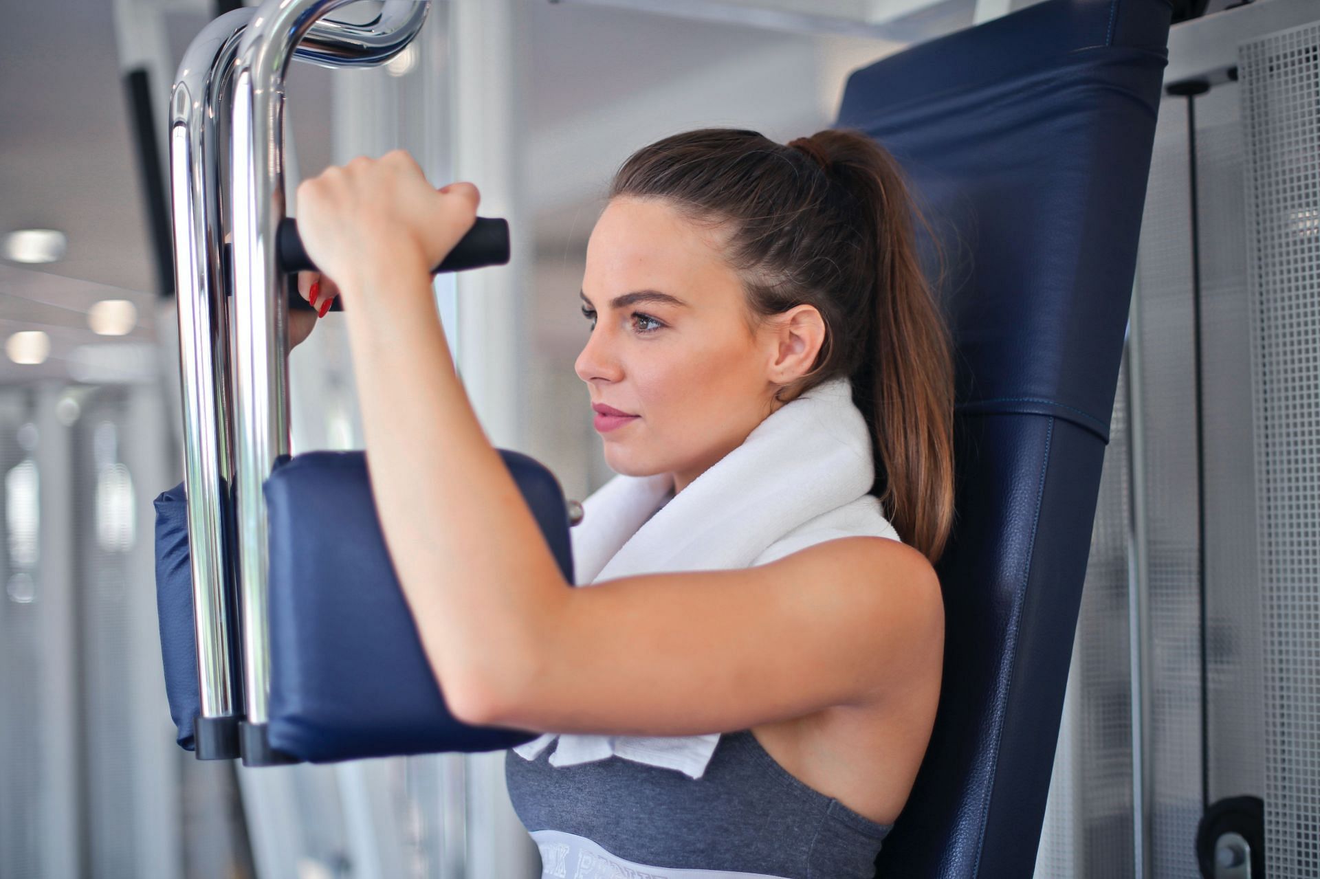 When working out on any of the chest workout machines you push your chest outwards. (Image via Pexels/ Andrea Piacquadio)