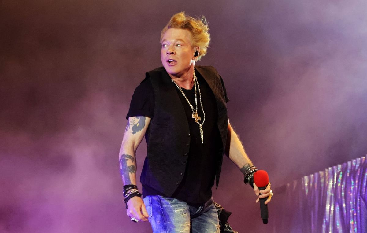 “in The Interest Of Public Safety” Guns N Roses Frontman Axl Rose Pledges To Stop Throwing Mic