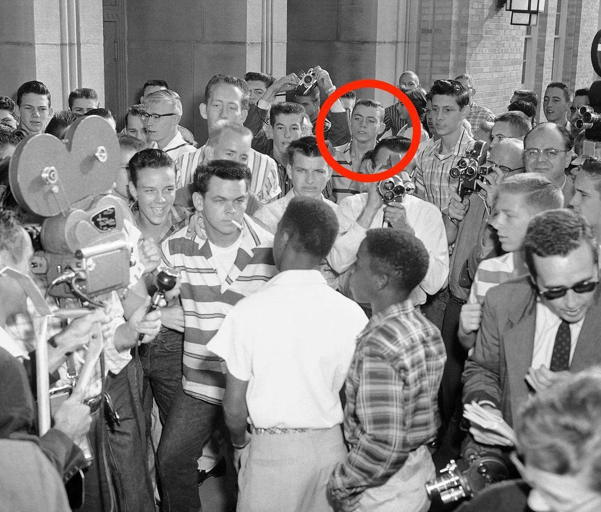 Jerry Jones present at Little Rock protest in 1957 