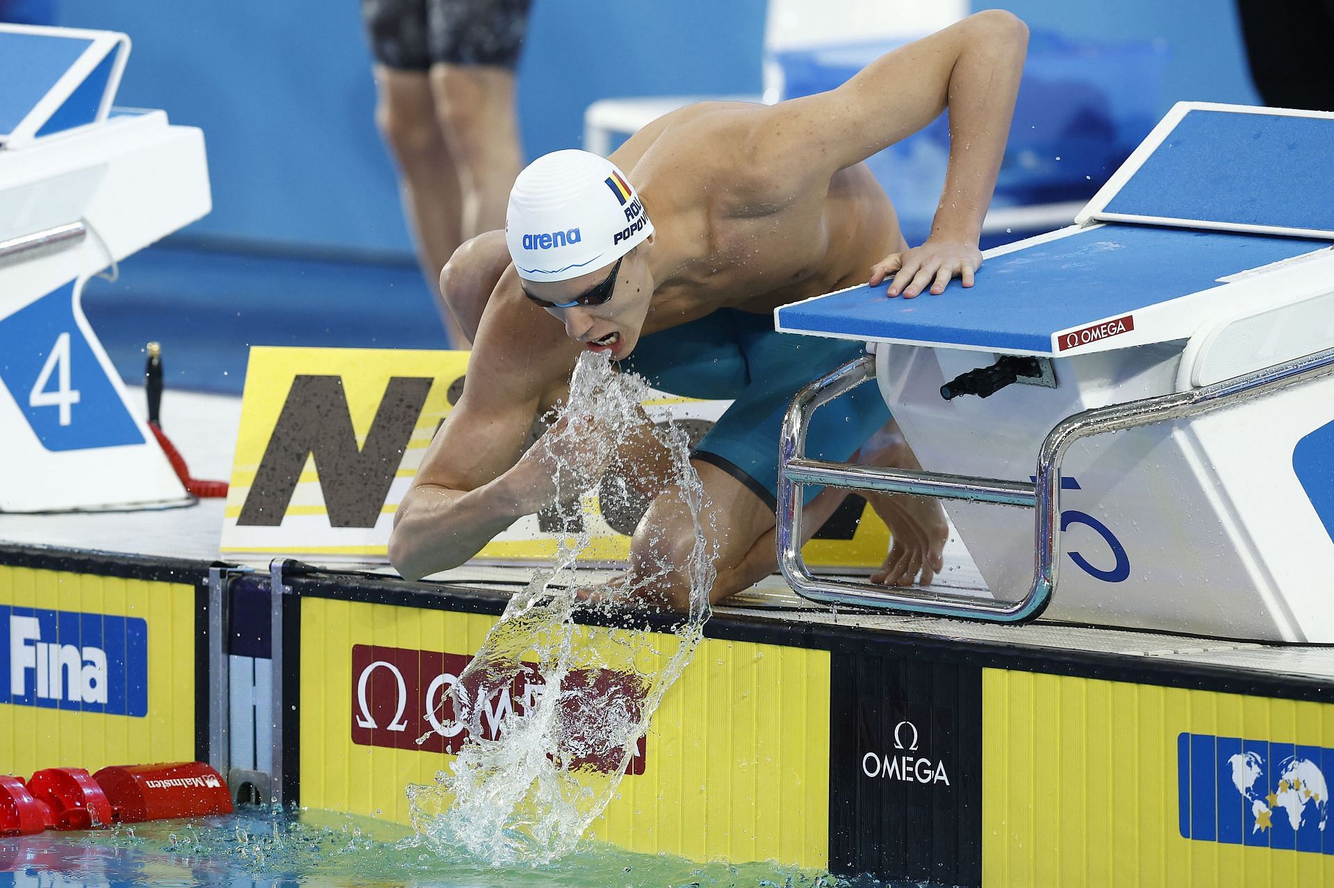 Popovici prepares for the 100m freestyle semis: Melbourne 2022 FINA World Short Course Swimming Championships - Day 2
