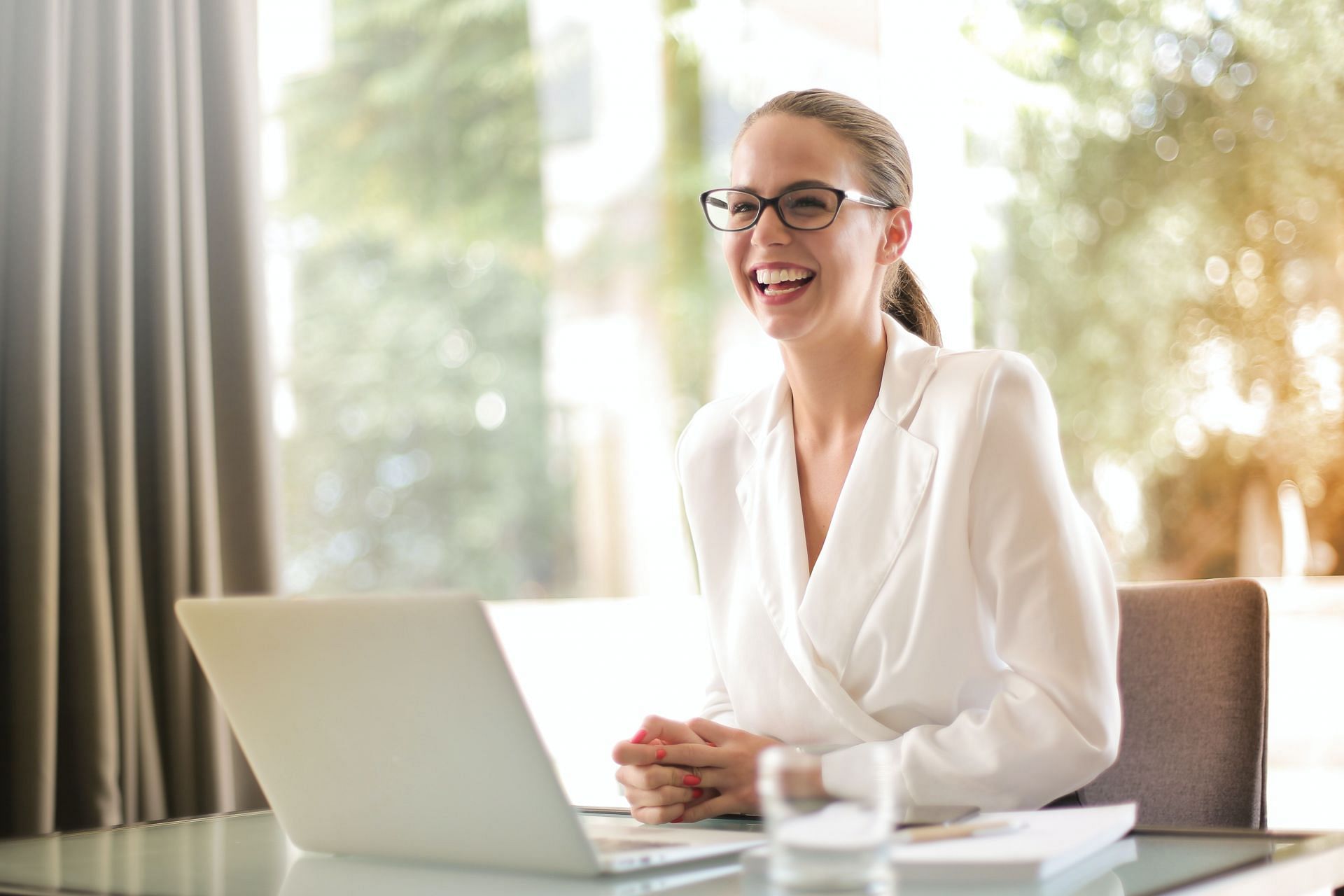 At-desk exercises increase your productivity at work and clear your thoughts. (Image via Pexels/ Andrea Piacquadio)