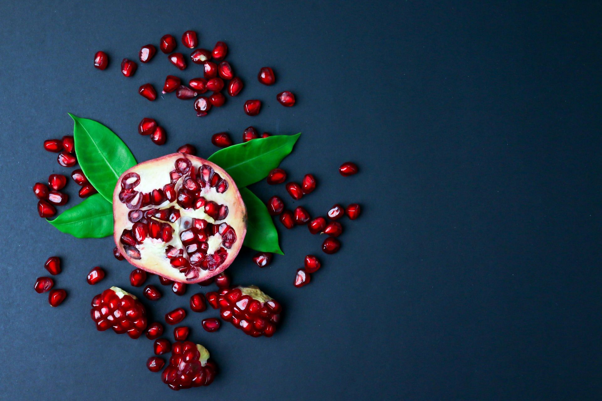 Pomegranate salad recipes for a healthy winter (Image via Unsplash/Tamanna Rumee)