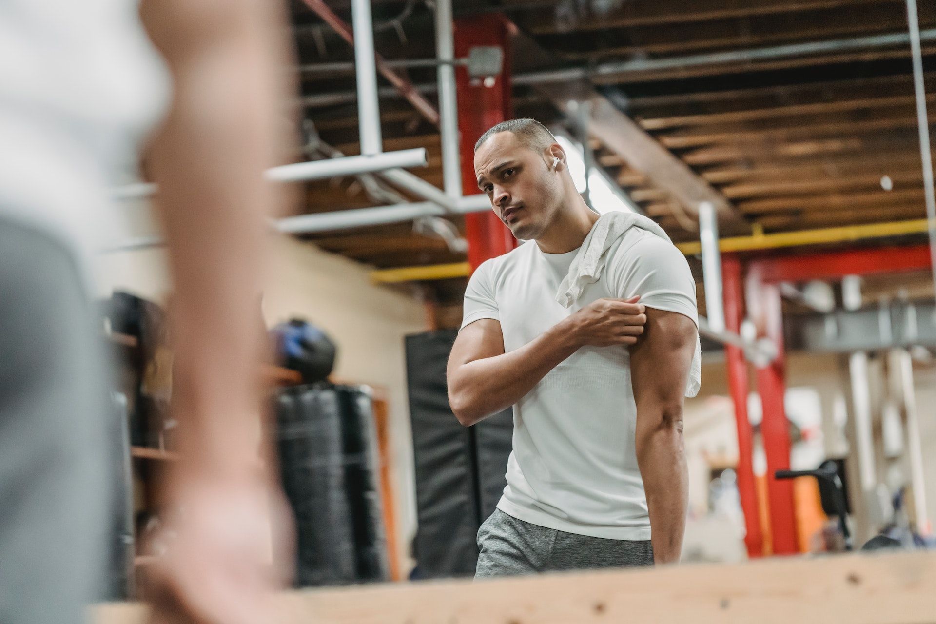 Triceps pushdown exercise develops the lateral head muscles. (Photo via Pexels/Julia Larson)