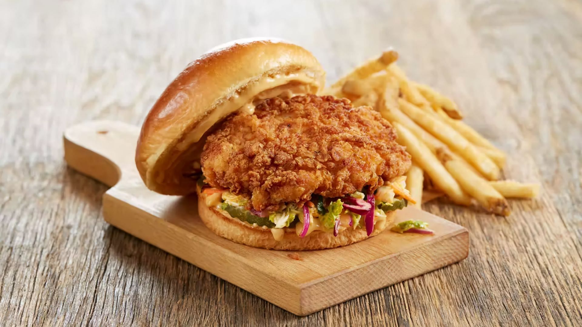 BJ&rsquo;s Kickin&rsquo; Chicken Sandwich (Image via BJ&#039;s Restaurants and Brewhouse&rsquo;s)