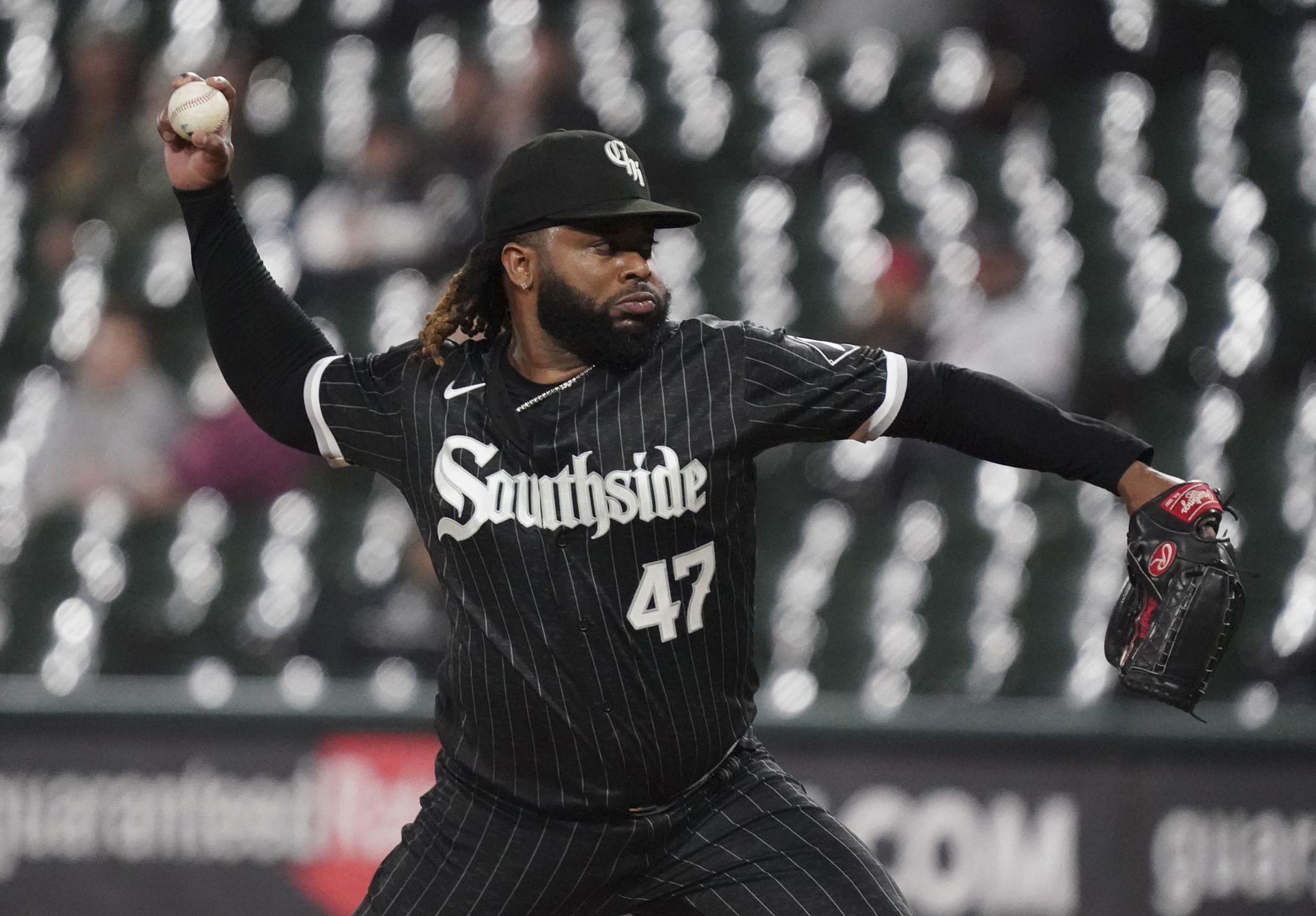 The Chicago White Sox sign Johnny Cueto