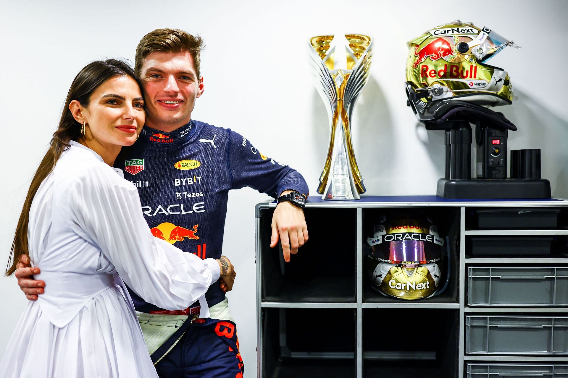 Max Verstappen e Kelly Piquet posam para foto no circuito de Yas Marina.