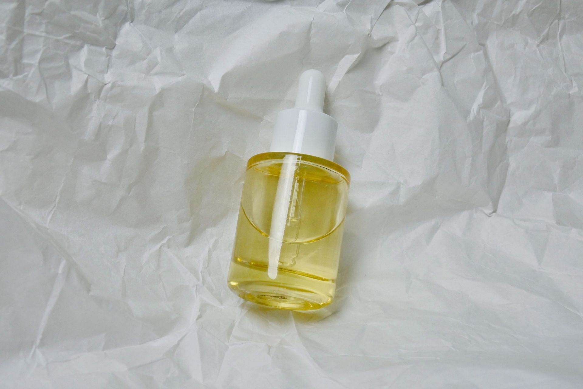 Jojoba oil is a liquid wax extracted from the seeds of the jojoba plant.  (Image via Pexels/Rendy Ramdani)