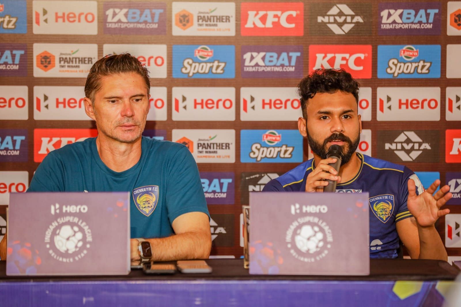 [L-to-R] Chennaiyin FC coach Thomas Brdaric and forward Prasanth Karuthadathkuni. [Credits: CFC]