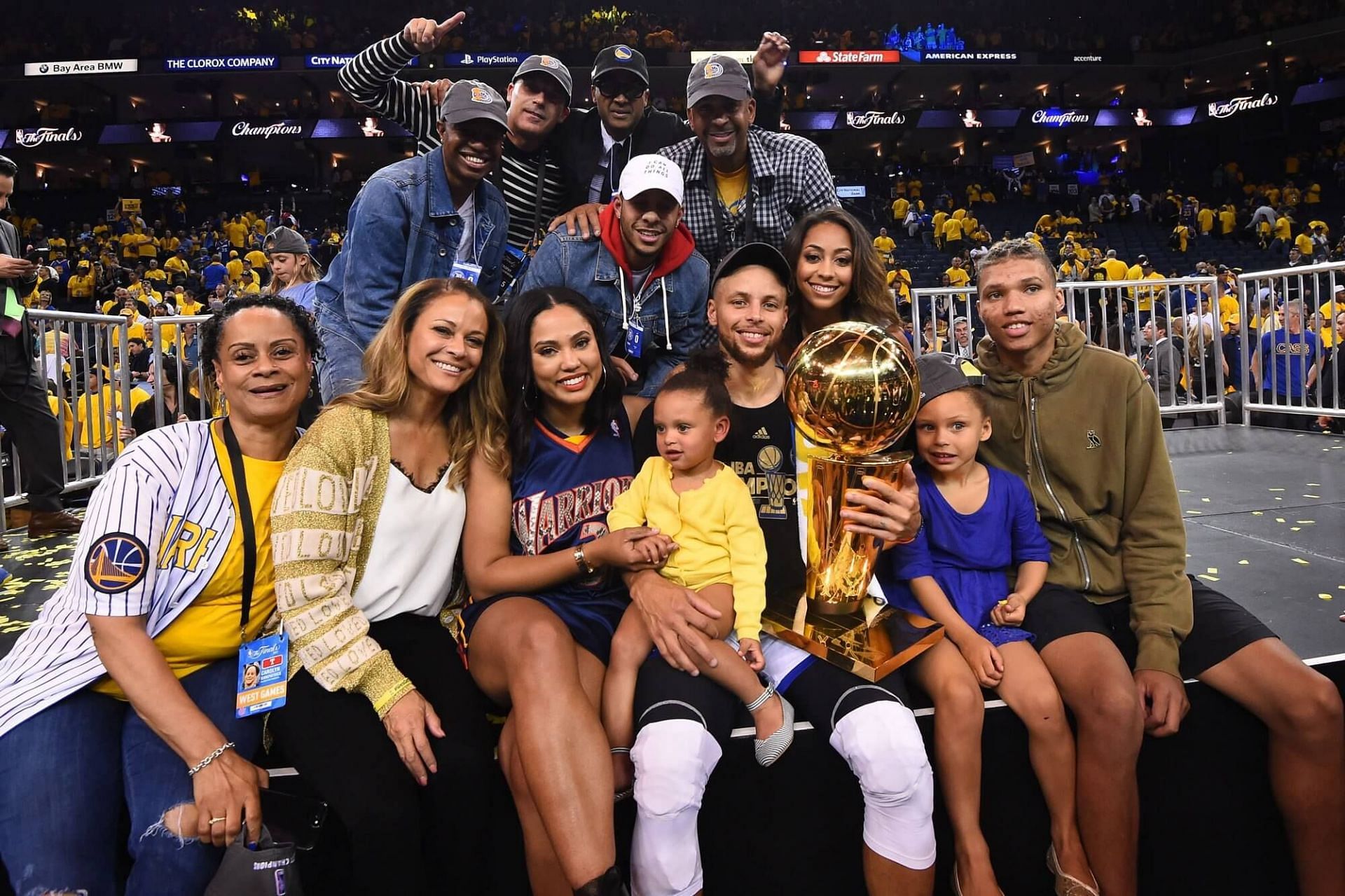Stephen Curry and his entire family