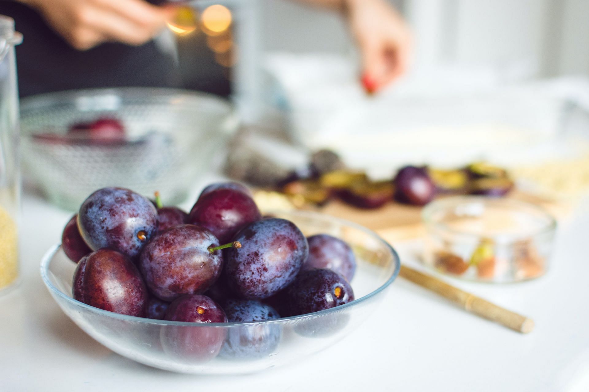 The benefits of plums include antioxidant properties (Image via Unsplash/Jakub Kapusnak)