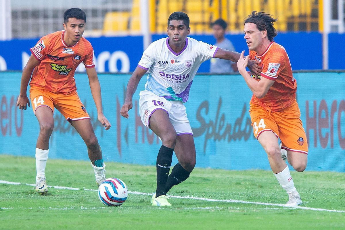 Raynier Fernandes (center) battles for the ball with two FC Goa players. [Credits: ISL Media]